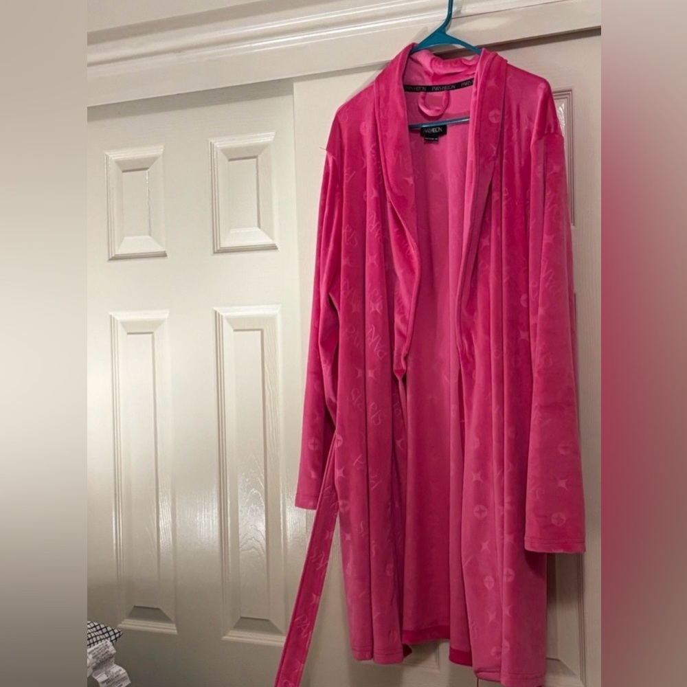 Paris hilton that's hot Robe size s/m